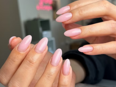 Manicure em verniz gel rosa executada na Be You Concept Beauty, Cascais