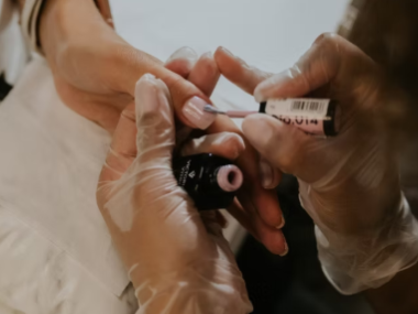 Aplicação de verniz gel com técnica precisa na Be You Concept Beauty