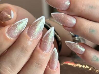 Unhas em acrílico com glitter e formato stiletto