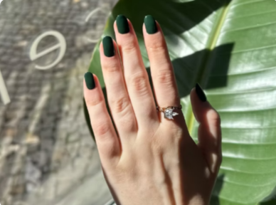 Manicure em verde escuro, tendência sazonal